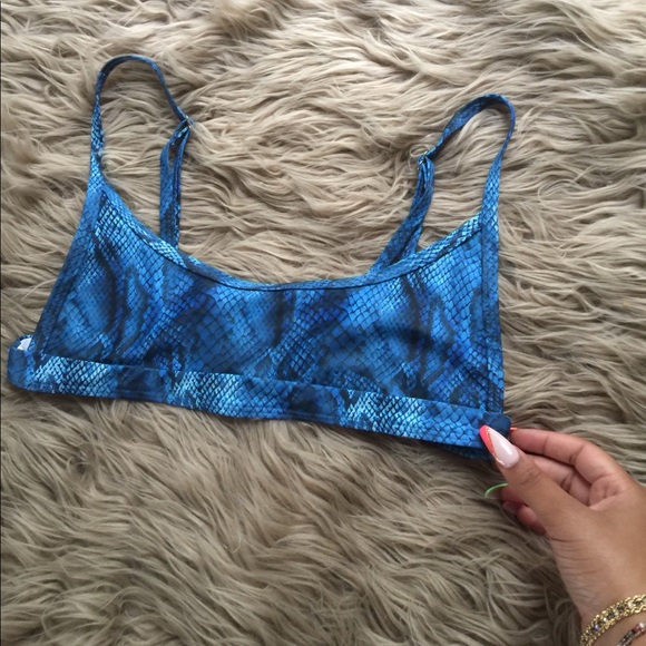 Beautiful blue snake print bikini top - Picture 1 of 2